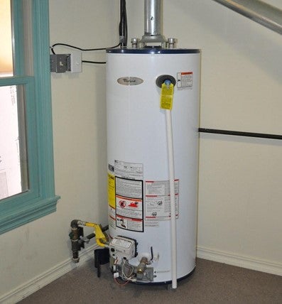 Outdoor plumbing heater tank